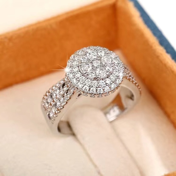 Women’s Diamond Pave Ring Size-8 - Picture 3 of 4